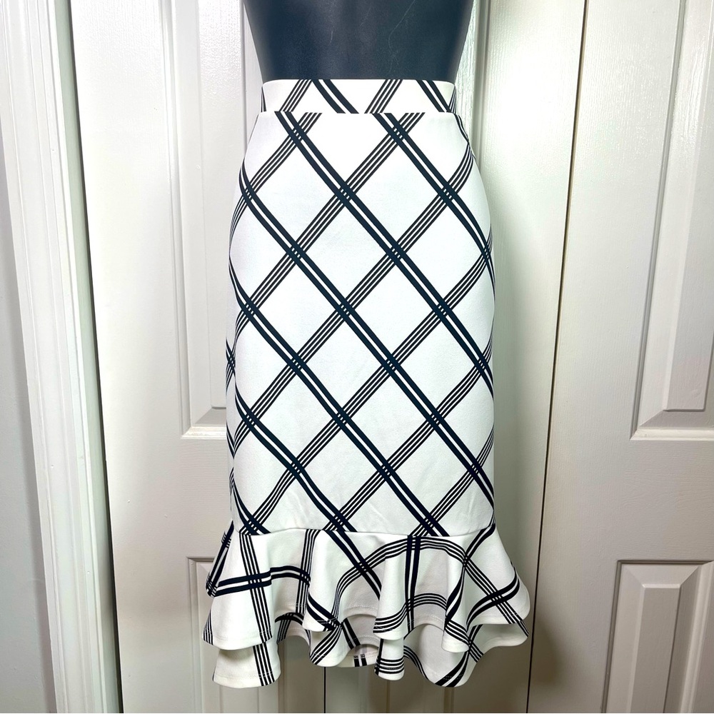 EST. 1946 black/white ruffled‎ skirt size Medium I3